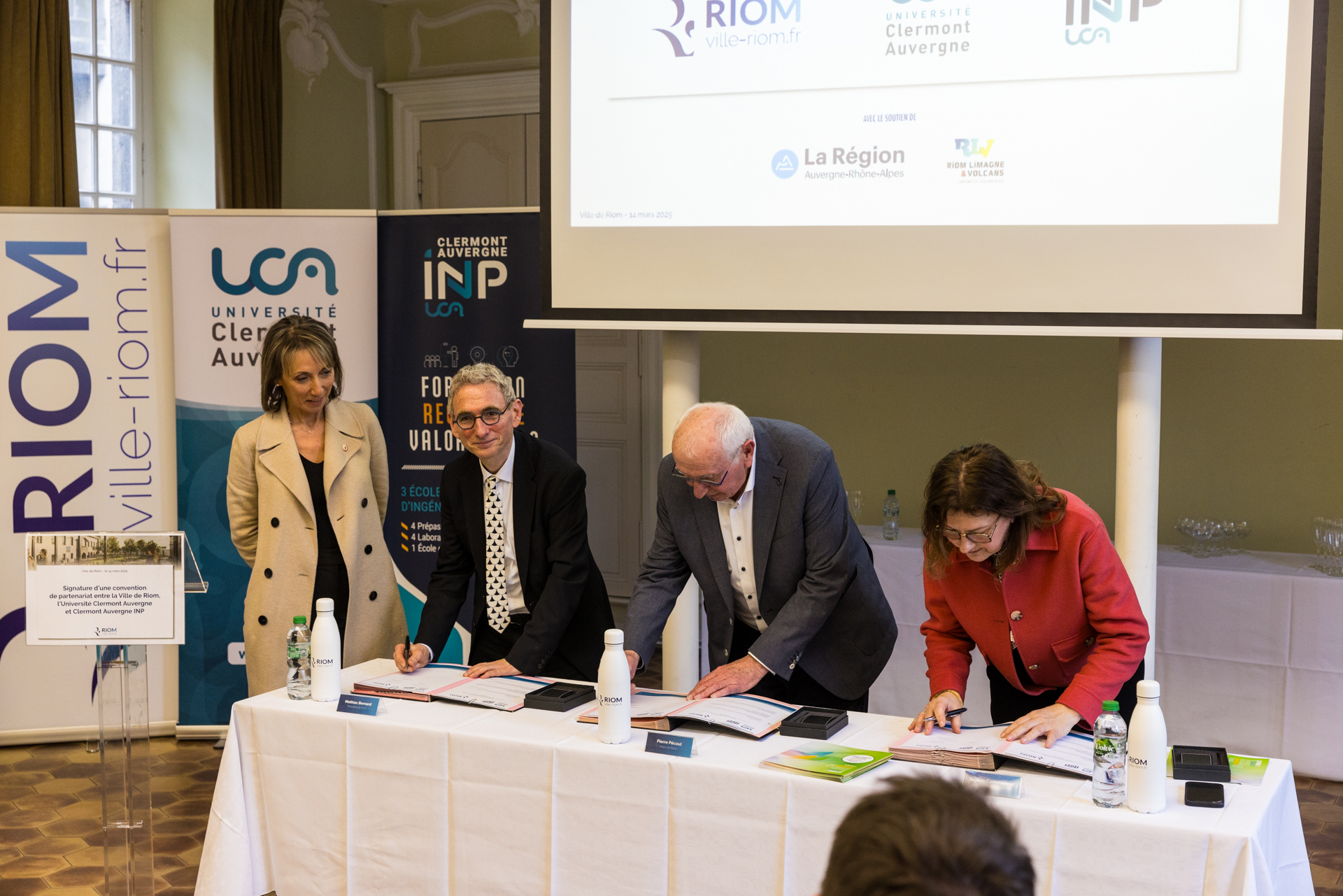 Signature de la convention par Mathias Bernard, Sophie Commereuc et Pierre P��coul, en pr��sence de Catherine Staron, Vice-pr��sidente d��l��gu��e aux lyc��es, �� l'enseignement sup��rieur, �� la recherche et �� l'innovation de la R��gion Auvergne Rh?ne Alpes