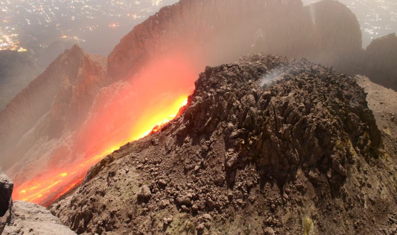 Fig 2 : Un ��boulement incandescent au sommet du volcan de Merapi avec les villages �� proximit�� en arri��re plan�CImage de StereoVolc/ Station Somerapi 3
